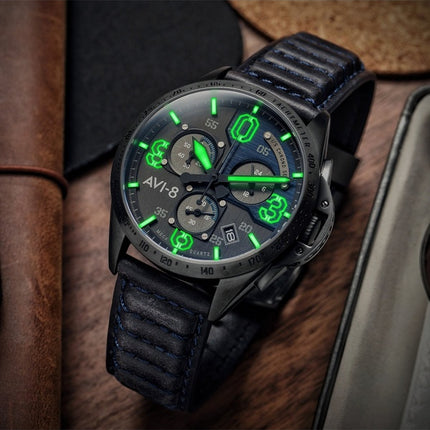 Reloj de cuarzo para hombre AVI-8 P-51 Mustang Blakeslee Chronograph Air Blue con correa de piel y esfera gris y azul AV-4077-04