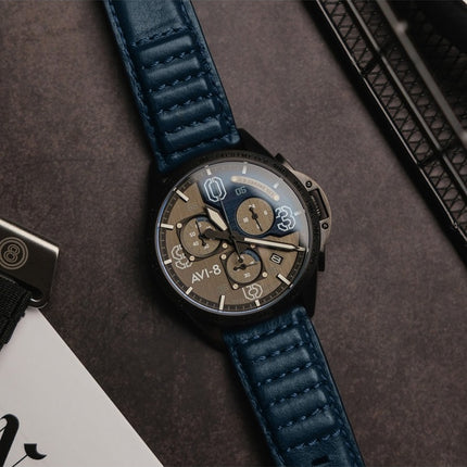 Reloj de cuarzo para hombre AVI-8 P-51 Mustang Blakeslee Chronograph Air Blue con correa de piel y esfera gris y azul AV-4077-04