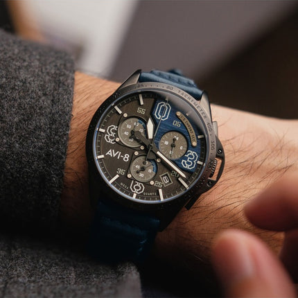 Reloj de cuarzo para hombre AVI-8 P-51 Mustang Blakeslee Chronograph Air Blue con correa de piel y esfera gris y azul AV-4077-04
