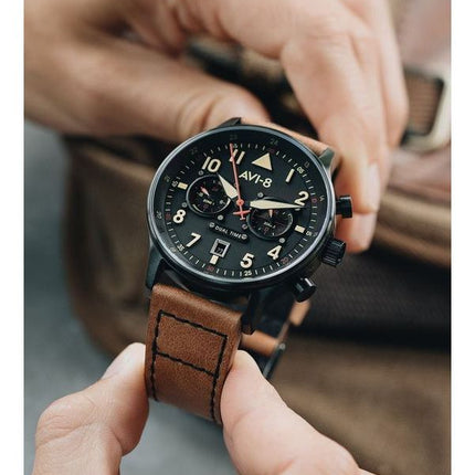 AVI-8 Hawker Hurricane Carey Reloj de cuarzo con esfera negra Debden y hora dual AV-4088-03 para hombre