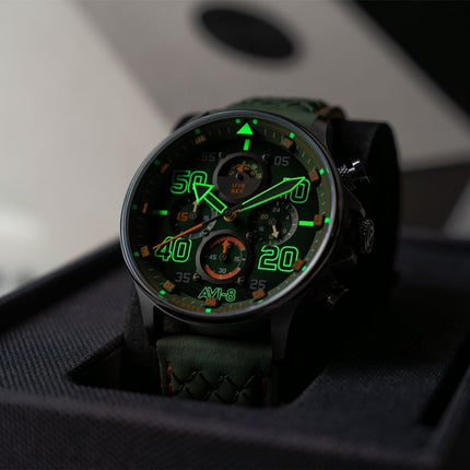 Reloj cronógrafo de cuarzo con esfera verde y correa de piel Harding AVI-8 Hawker Typhoon Coningham AV-4093-0D para hombre