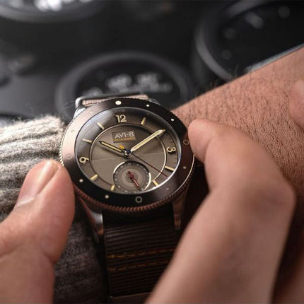 AVI-8 Flyboy Airmaster Sector Meca-Quartz Reloj para hombre con correa de nailon gris y plumas plateadas y esfera gris AV-4112-0
