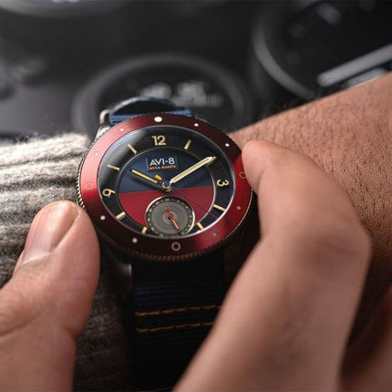 AVI-8 Flyboy Airmaster Sector Meca-Quartz Reloj para hombre con esfera azul marino y rojo AV-4112-04