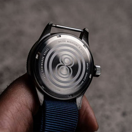 AVI-8 Flyboy Airmaster Sector Meca-Quartz Reloj para hombre con esfera azul marino y rojo AV-4112-04