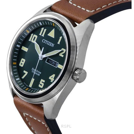 Reloj Citizen Eco-Drive Super Titanium con correa de piel y esfera verde BM8560-11X 100M para hombre