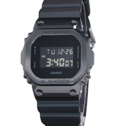 Reloj Casio G-Shock digital con bisel de metal y correa de resina de cuarzo GM-5600UB-1 200M para hombre