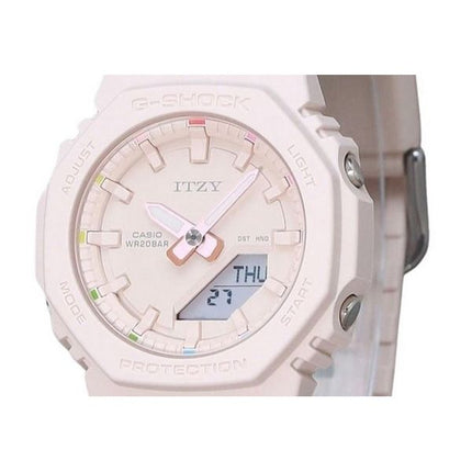 Reloj Casio G-Shock analógico digital ITZY colaboración esfera rosa claro cuarzo GMA-P2100IT-4A 200M para mujer