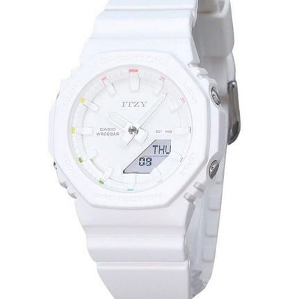 Reloj Casio G-Shock analógico digital ITZY colaboración esfera blanca cuarzo GMA-P2100IT-7A 200M para mujer