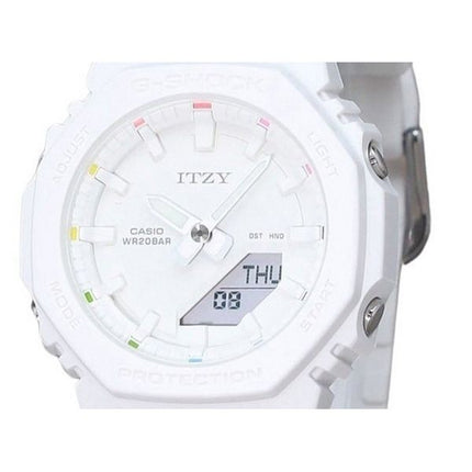 Reloj Casio G-Shock analógico digital ITZY colaboración esfera blanca cuarzo GMA-P2100IT-7A 200M para mujer