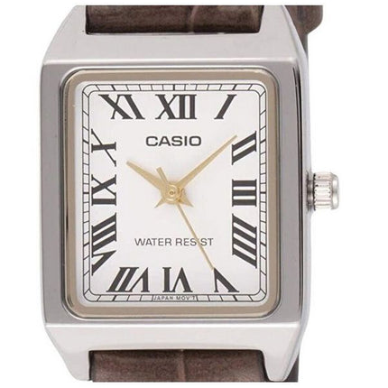 Reloj Casio analógico estándar con correa de cuero cromada y esfera blanca de cuarzo LTP-V007L-7B2 para mujer