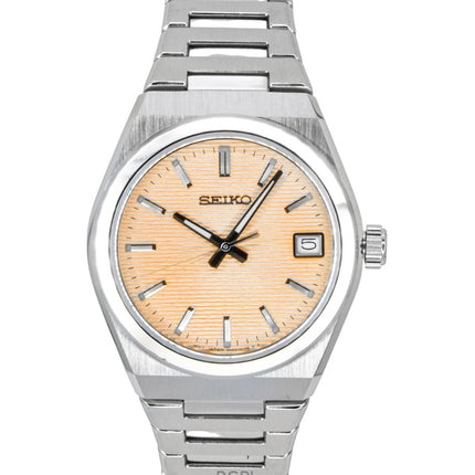Reloj Seiko Classic de acero inoxidable con esfera color salmón, movimiento de cuarzo SUR577P1, resistente al agua hasta 100 metros para mujer