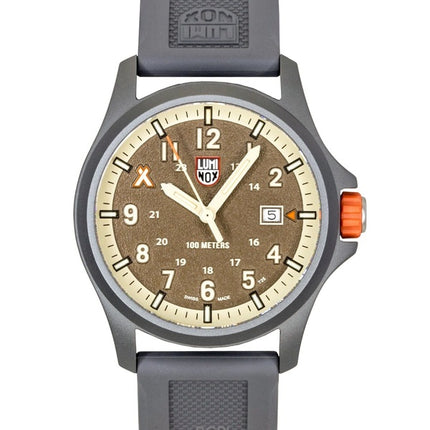 Reloj Luminox Bear Grylls Survival Land para hombre, modelo XB.3716, correa de caucho, esfera marrón, movimiento de cuarzo, resistente al agua hasta 100 metros.