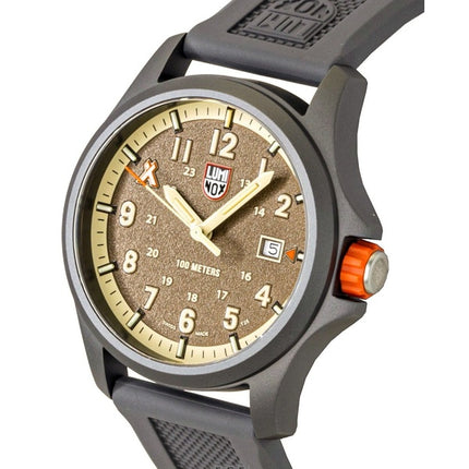 Reloj Luminox Bear Grylls Survival Land para hombre, modelo XB.3716, correa de caucho, esfera marrón, movimiento de cuarzo, resistente al agua hasta 100 metros.
