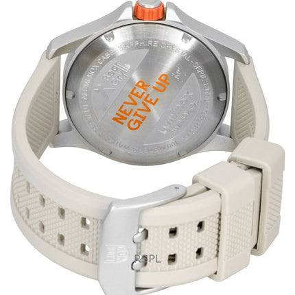 Reloj Luminox Bear Grylls Survival Land para hombre, modelo XB.3717, correa de caucho, esfera beige, movimiento de cuarzo, resistente al agua hasta 100 metros.
