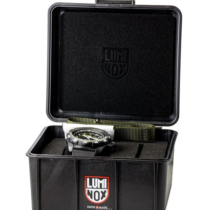 Reloj Luminox Recon Nav Spec GMT para hombre, con correa de caucho, esfera negra, movimiento de cuarzo y resistencia al agua de 200 m. Modelo XL.8837.SET.